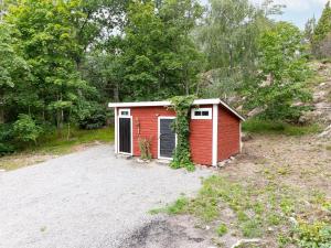 a red and white shed in the middle of a field at Chalet Jennys - B in JÃ¤mjÃ¶