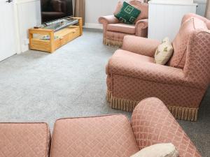 a living room with three chairs and a couch at Kilderkin in Bedale