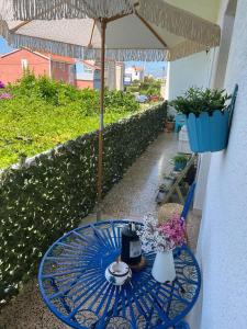 Vonkajšia záhrada v ubytovaní Family apartment near sea