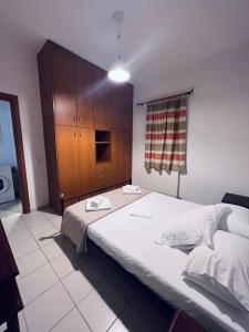 una camera da letto con un letto grande e un armadio in legno di Four S Apartments a Mykonos Città