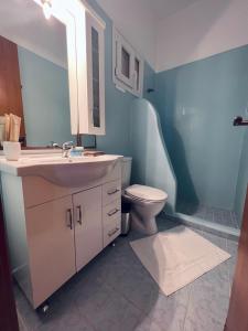 un bagno con lavandino e WC di Four S Apartments a Mykonos Città