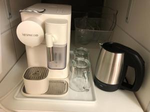 Territet的住宿－Soumia，厨房柜台配有咖啡壶和搅拌机