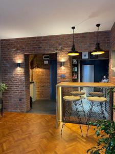 ein Zimmer mit einer Bar mit Stühlen und einer Ziegelwand in der Unterkunft Bebek sahilde, özel tasarım daire ücretsiz vale in Istanbul