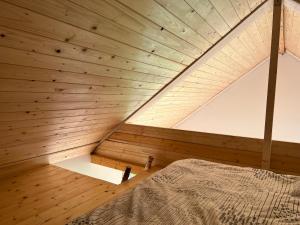 Una habitación con una cama en una sauna en Kratikoda, en Rõõmu