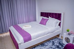 Postel nebo postele na pokoji v ubytování Belaire BnB Ruaka 3