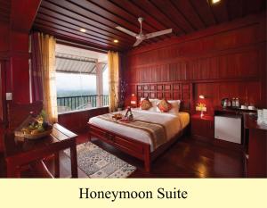 Rúm í herbergi á Coorg Cliffs Resorts