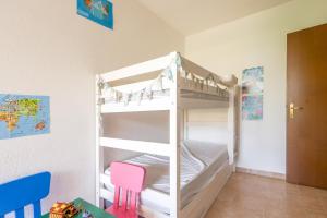 a bunk bed in a childs room with a ladder at La Casa de Franck in Linguizzetta