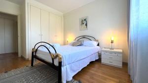 - une chambre avec un lit et une commode dans l'établissement Golf and Beach Serenity, à Aroeira