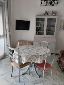 un tavolo da pranzo e sedie in camera di Elisas' home in Riviera a Lavagna