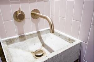 - un lavabo sale dans une salle de bains avec un robinet dans l'établissement Entire Home on Victoria Park, à Londres
