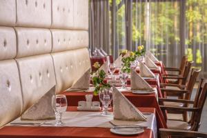 Posezení v ubytování Erdőspuszta Club Hotel Fenyves