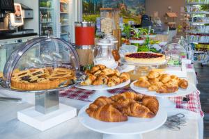stół z kilkoma talerzami wypieków i chleba w obiekcie Antico Podere San Francesco w mieście Vada