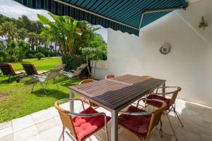 Zahrada ubytování Spacious Beachfront Holiday Home