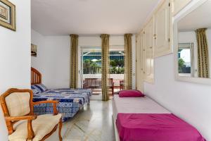 Postel nebo postele na pokoji v ubytování Spacious Beachfront Holiday Home + 33 fotografií