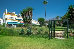 Zahrada ubytování Spacious Beachfront Holiday Home