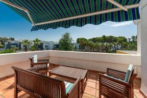 Balkón nebo terasa v ubytování Spacious Beachfront Holiday Home
