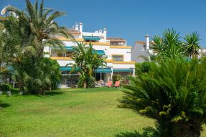 Zahrada ubytování Spacious Beachfront Holiday Home