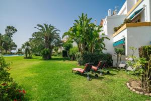 Zahrada ubytování Spacious Beachfront Holiday Home