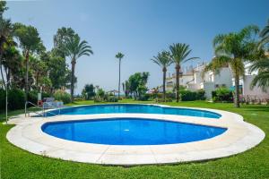 Bazén v ubytování Spacious Beachfront Holiday Home nebo v jeho okolí