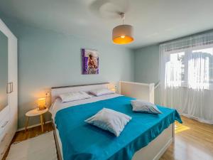 una camera con letto blu e coperta blu di studio apartment Noemi a Novigrad Istria