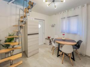 una stanza con tavolo e sedie e una scala a chiocciola di studio apartment Noemi a Novigrad Istria