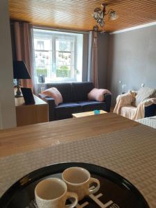 een koffiekopje op een tafel in een woonkamer bij La Bresse, 50 m du centre ville, appartement 4-6 personnes in La Bresse