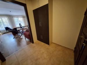 een woonkamer met een tafel en stoelen en een grote spiegel bij tria house in Antalya