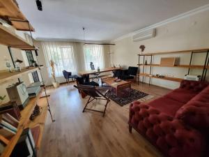 uma sala de estar com um sofá e uma mesa em tria house em Antalya