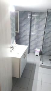 Koupelna v ubytování Kipseli Private Rooms + 23 fotografií