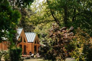 皮什哈布隆湖度假山林小屋的树林中的木小屋