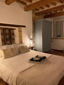 1 dormitorio con 1 cama blanca grande en una habitación en Il Settimo Borgo Bed&Breakfast é appartementi en Corinaldo