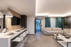 斯卡拉拉孔尼翁的住宿－Nooa Villas，客厅配有沙发和桌子