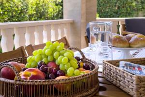 dos cestas de fruta sentadas en una mesa en Villa delle Lantane San Lorenzo Marzamemi, en Reitani