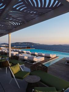 ośrodek z basenem, krzesłami i basenem w obiekcie Kouros Hotel & Suites w mieście Mykonos