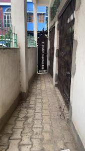 un callejón con una puerta en un edificio en Parmarth Lok, en Deoghar