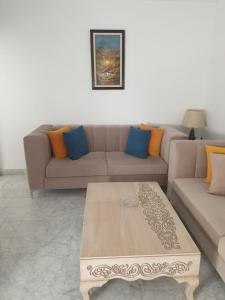 sala de estar con sofá y mesa de centro en Appartement s+2 au plein coeur de sousse, en Sousse