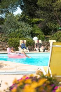 Piscina en o cerca de Au jardin des gallinettes location villa piscine privée Carcassonne
