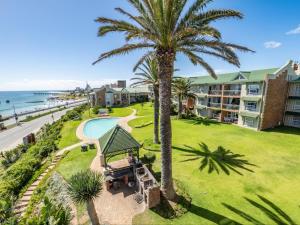 een luchtzicht op een resort met een zwembad en palmbomen bij GND Properties Luxury Apartment in Summerstrand
