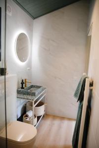 een badkamer met wastafel en toilet bij De Buitenplek van Stek in Nunspeet