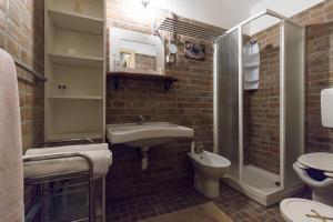 een kleine badkamer met een wastafel en een toilet bij Al Palazzetto di Milo in Milo