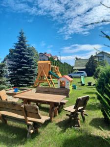 einen Park mit einem Picknicktisch und einem Spielplatz in der Unterkunft Domki Lazur in Jastrzębia Góra