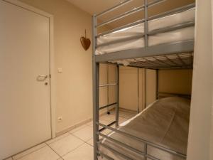 1 Schlafzimmer mit 2 Etagenbetten in einem Zimmer in der Unterkunft Apartment Green Garden-8 by Interhome in De Haan