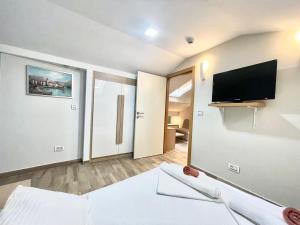 Televisyen dan/atau pusat hiburan di Hotel Butua Residence