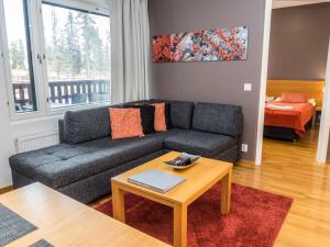 ein Wohnzimmer mit einem Sofa und einem Tisch in der Unterkunft Holiday Home Ruka ski chalets 46- 1207 by Interhome in Ruka