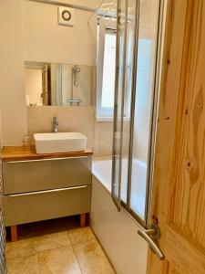a bathroom with a sink and a shower and a tub at Victoria Park House R1 in London