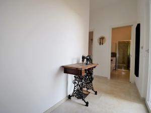 baño con lavabo en una habitación en Apartment Amici Miei di Ponente by Interhome, en San Corrado di Fuori
