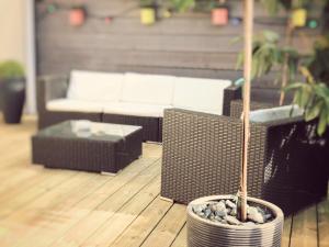 a living room with a couch and a potted plant at OHA CASES in Audenge