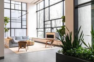 Un lugar para sentarse en W Loop 1BR w Deck Pool Gym 3 blocks to L CHI-645