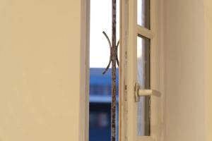 uma porta com uma janela com uma borboleta sobre ela em Le Contemporain - Studio en hypercentre - Toulouse em Toulouse