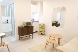 uma sala de estar com um sofá e uma mesa em Le Contemporain - Studio en hypercentre - Toulouse em Toulouse mais 12 fotografias